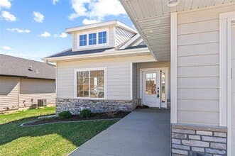 386 Sierra Trce in Coralville, IA - Foto de edificio - Building Photo