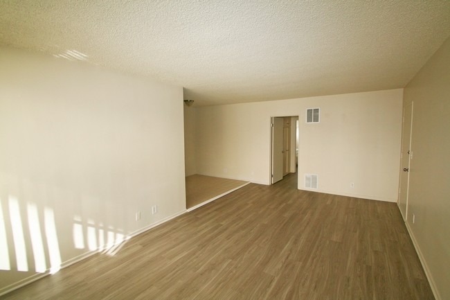 725 S Berendo St in Los Angeles, CA - Building Photo - Interior Photo