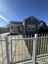 319 S Olive St, Unit 3 in San Antonio, TX - Building Photo