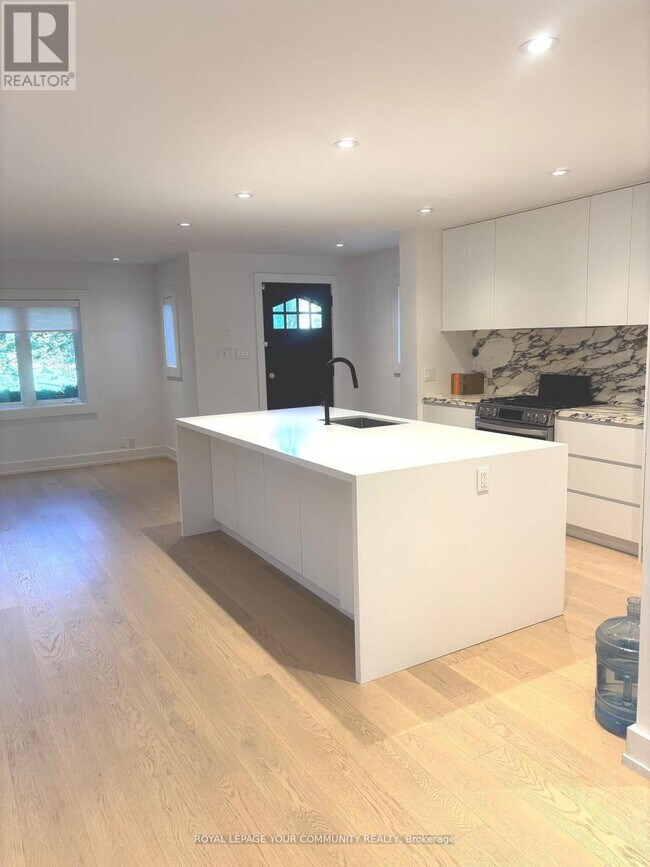 495 St Germain Ave in Toronto, ON - Building Photo - Building Photo