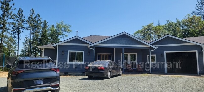 235 Needlewood Dr in Grants Pass, OR - Building Photo - Building Photo