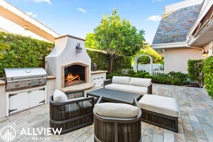 8 Rue Verte in Newport Beach, CA - Building Photo