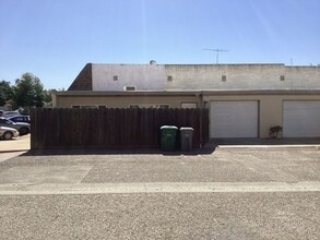 563 4th Ave in Gustine, CA - Building Photo - Building Photo