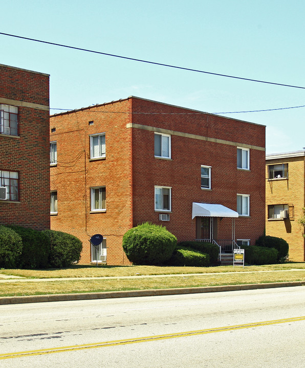 4160 Ridge Rd in Brooklyn, OH - Foto de edificio