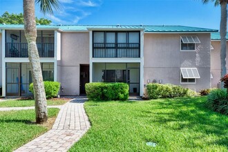 5683 Midnight Pass Rd in Sarasota, FL - Foto de edificio - Building Photo