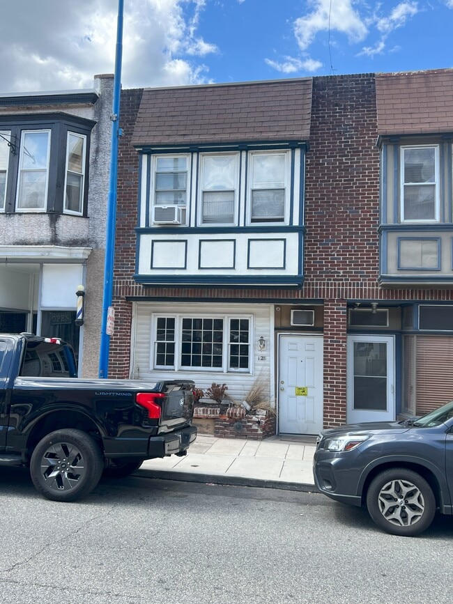 12 Gay St, Unit 1st Floor in Phoenixville, PA - Foto de edificio - Building Photo