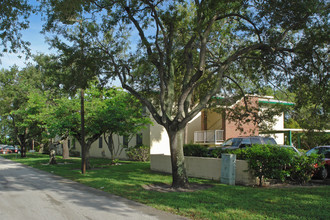 St. Elizabeth Gardens Apartments in Pompano Beach, FL - Building Photo - Building Photo