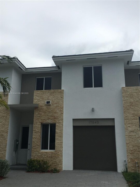 17545 SW 150th Ct in Miami, FL - Building Photo