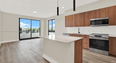 1556 NW 110th Ave in Miami, FL - Building Photo - Building Photo