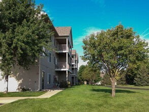 1019 E Sunrise Pl in Sioux Falls, SD - Foto de edificio - Building Photo