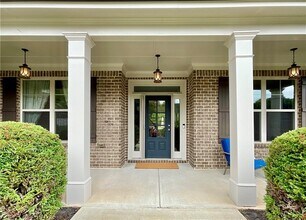 5452 Oak Crest Ln in Buford, GA - Building Photo - Building Photo
