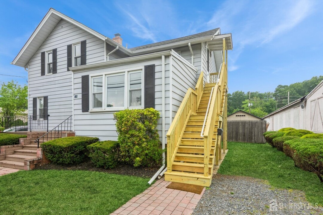 176 Manalapan Rd in Spotswood, NJ - Building Photo