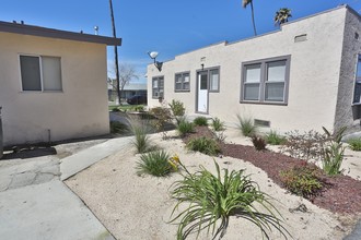 318 Buena Vista St in Hemet, CA - Foto de edificio - Building Photo