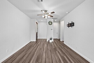 9913 Brickhouse Dr in Houston, TX - Building Photo - Building Photo