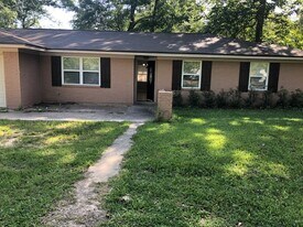 3067 E Claire Dr in Orange, TX - Building Photo