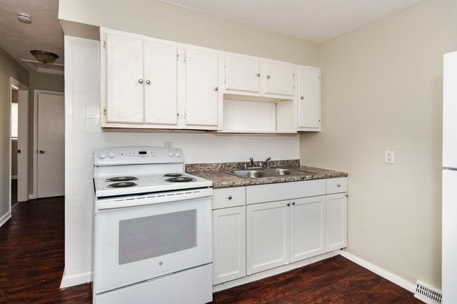 801 Chambers Rd in Ferguson, MO - Building Photo - Building Photo