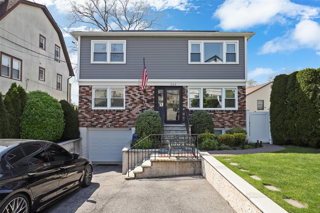 223 Hillside Pl in Eastchester, NY - Building Photo
