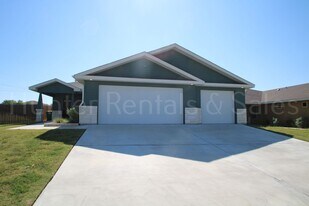 805 Freedom Cir in Nolanville, TX - Building Photo