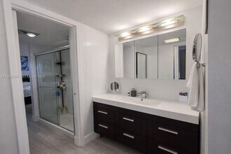 3675 N Country Club Dr, Unit 2305 in Aventura, FL - Building Photo - Building Photo