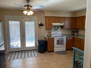 AVAILABLE FOR AUGUST PRE-LEASE Charming 3  in College Station, TX - Building Photo - Building Photo