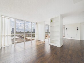 5001 Woodway Dr in Houston, TX - Building Photo - Building Photo