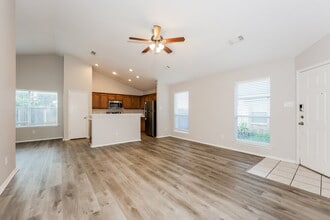1108 Boxwood Dr in Crowley, TX - Foto de edificio - Building Photo