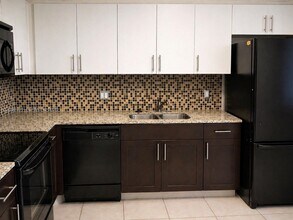 405 Lakeview Dr in Weston, FL - Building Photo - Building Photo