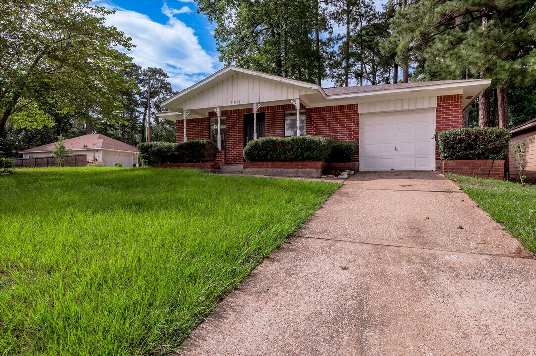 3011 Sand Dr in Huntsville, TX - Building Photo