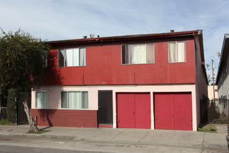 1135 E 7th St in Long Beach, CA - Building Photo - Building Photo