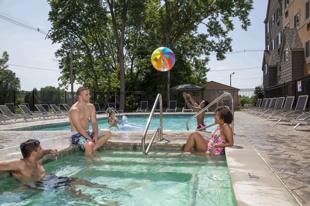 The Oaks Apartments in East Lansing, MI - Foto de edificio