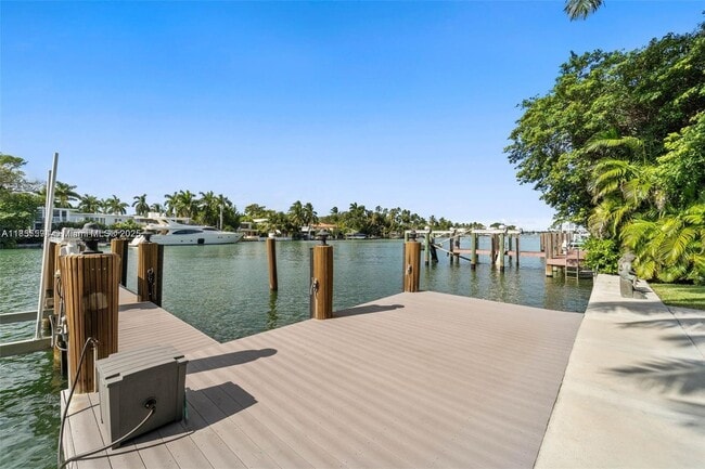 6300 Allison Rd in Miami Beach, FL - Building Photo - Building Photo