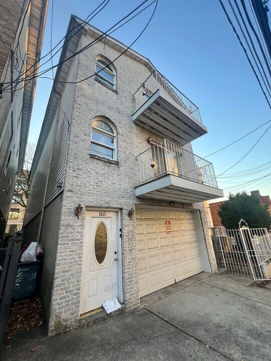 165 Grant Ave in Jersey City, NJ - Building Photo