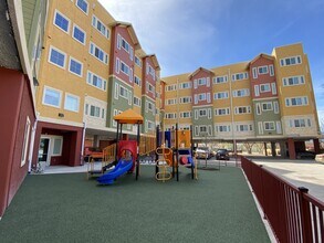 Village at Nogalitos in San Antonio, TX - Foto de edificio - Building Photo