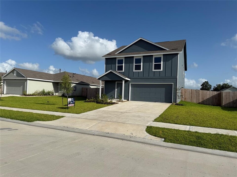 232 Dallas St in Angleton, TX - Building Photo