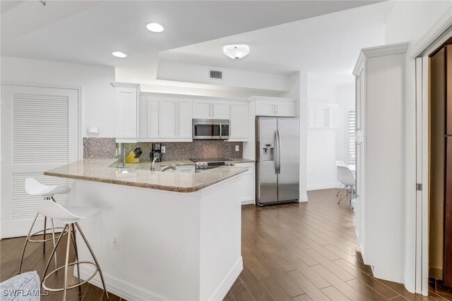 450 Bayfront Pl in Naples, FL - Building Photo - Building Photo