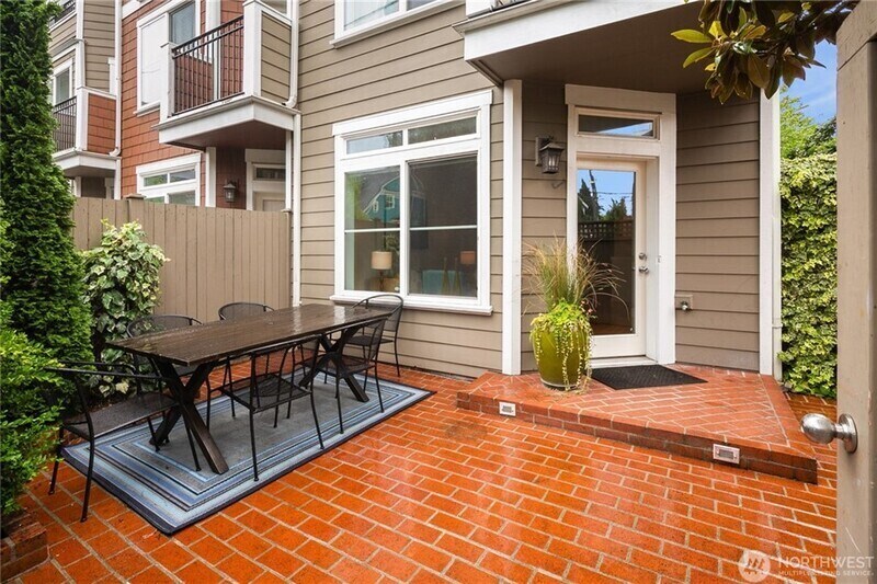 213 18th Ave E in Seattle, WA - Building Photo