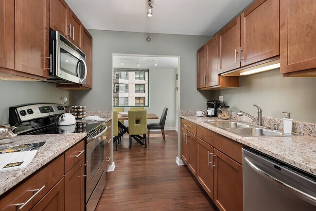 350 E Ohio St, Unit 34G in Chicago, IL - Building Photo - Building Photo
