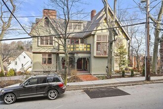 165 Winthrop Rd in Brookline, MA - Foto de edificio - Building Photo