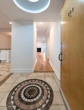 123 S Clark Dr, Unit 202 in Los Angeles, CA - Building Photo - Building Photo