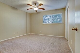 11126 Twain Dr in Montgomery, TX - Foto de edificio - Building Photo