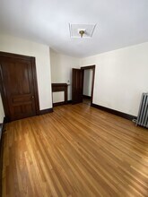 211 Holland St in Somerville, MA - Foto de edificio - Building Photo