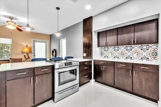 7341 SW 64th Ct in South Miami, FL - Building Photo - Building Photo