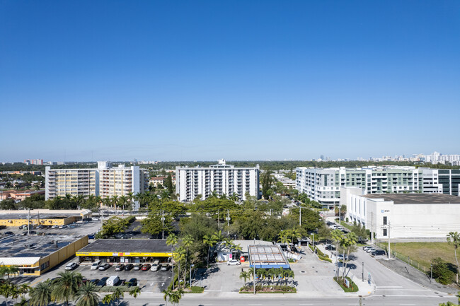 Inland Towers in North Miami Beach, FL - Building Photo - Building Photo