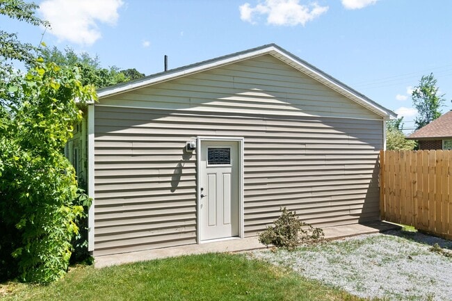 478 Thompkins Ln