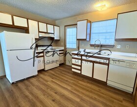 132 N Crest Dr in Raymore, MO - Building Photo - Building Photo