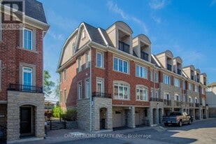 13 Slingsby Ln in Toronto, ON - Building Photo