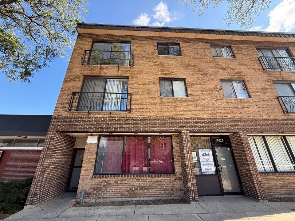 7427 N Western Ave in Chicago, IL - Foto de edificio