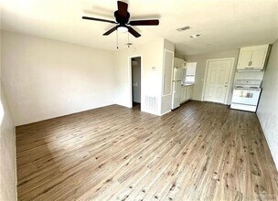 105 Tenth St in Mercedes, TX - Foto de edificio - Building Photo