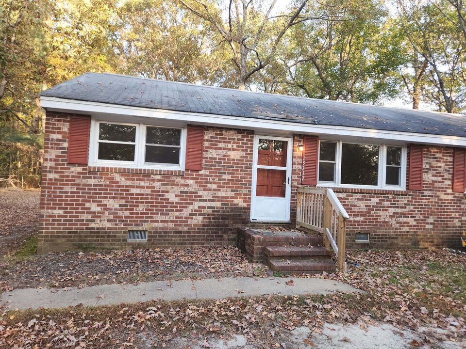 15717 S Crater Rd in Petersburg, VA - Building Photo