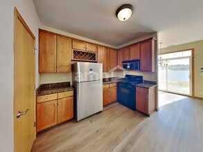 1979 Cobblestone Dr in Carpentersville, IL - Building Photo - Building Photo